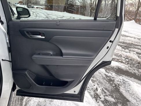 Certified 2023 Toyota Highlander XLE image 15