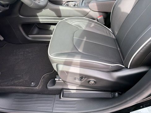 New 2026 Chrysler Pacifica Limited image 11