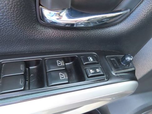 Used 2018 Nissan Titan SV AWD/4WD image 14