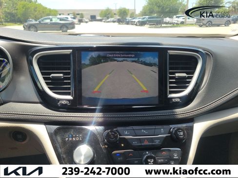 Used 2023 Chrysler Pacifica Touring-L FWD image 31