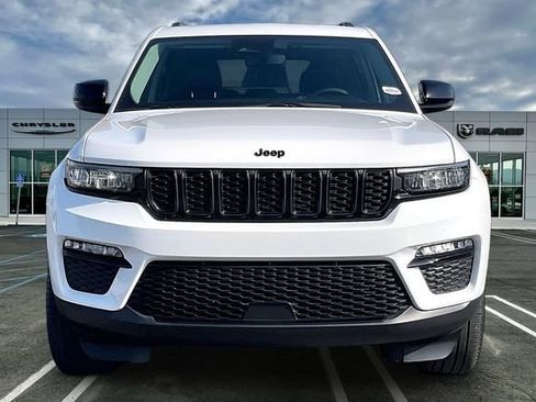 Used 2023 Jeep Grand Cherokee Limited w/ Black Appearance Package AWD/4WD image 2