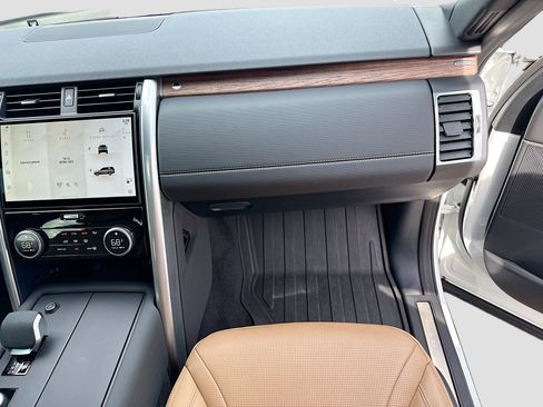 Used 2025 Land Rover Discovery Dynamic SE image 17