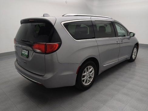 Used 2020 Chrysler Pacifica Touring-L image 9