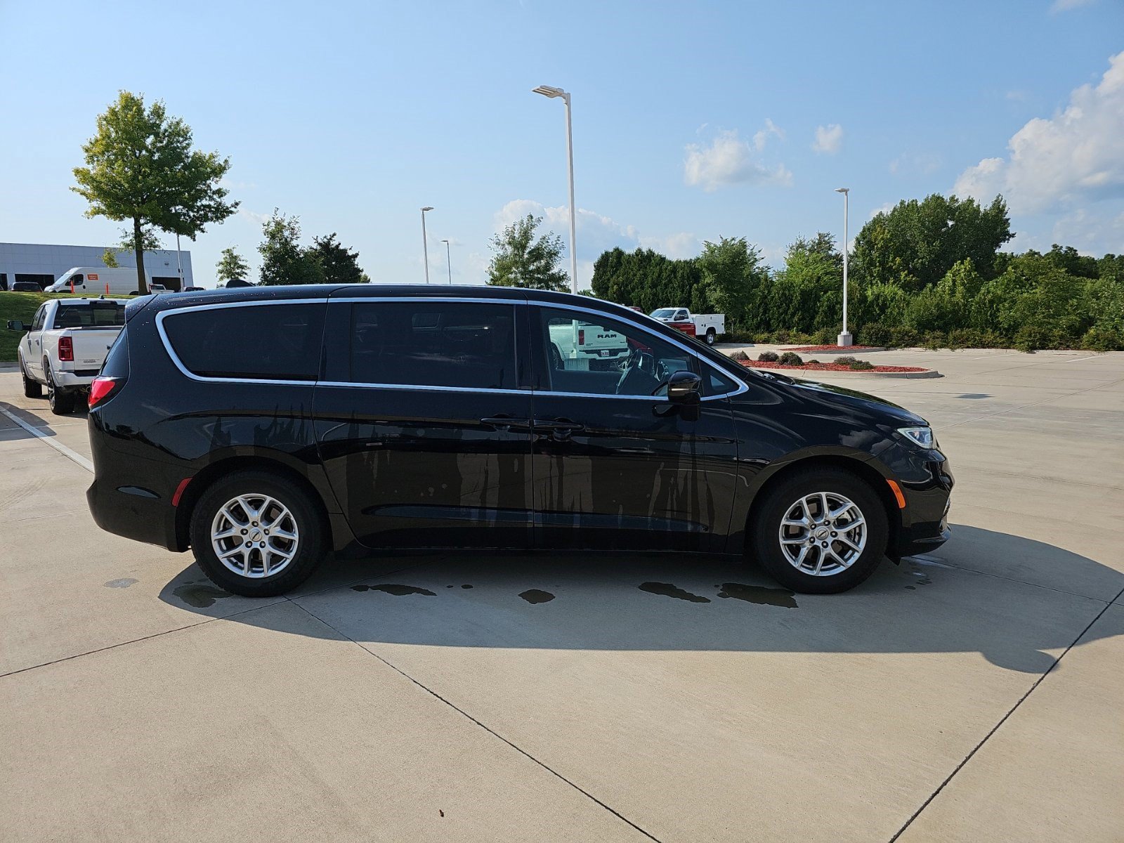 Used 2025 Chrysler Pacifica Select FWD image 7