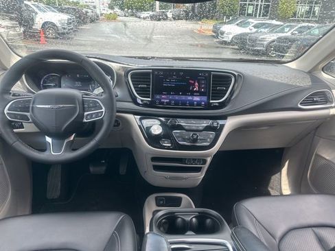 Used 2024 Chrysler Pacifica Limited FWD image 19