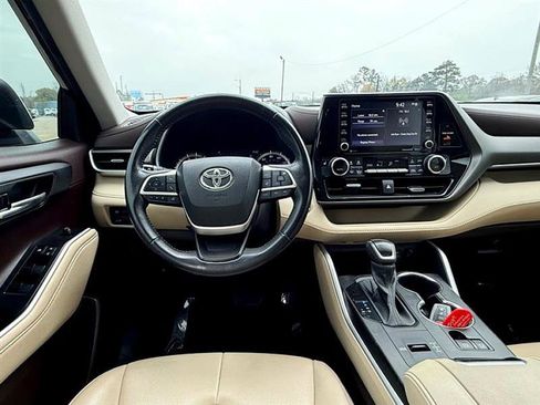 Used 2022 Toyota Highlander XLE image 28