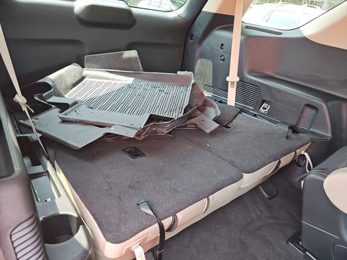 Used 2023 Ford Explorer XLT RWD image 14