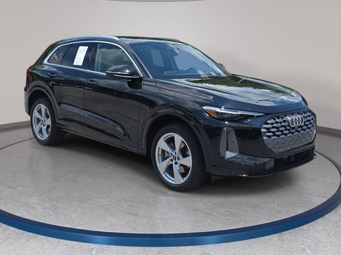 Used 2025 Audi Q5 Premium Plus w/ Premium Plus AWD/4WD image 3