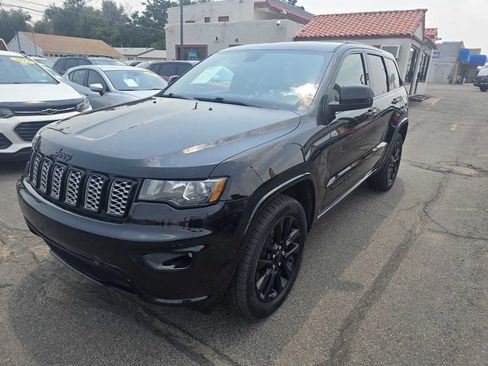 Used 2021 Jeep Grand Cherokee Laredo X AWD/4WD image 2