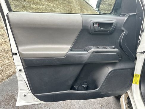 Used 2017 Toyota Tacoma SR image 10