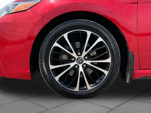 Used 2020 Toyota Camry SE FWD image 11