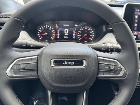 Used 2025 Jeep Compass Latitude AWD/4WD image 29