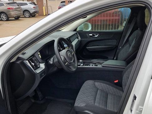 Used 2023 Volvo XC60 B5 Core image 23