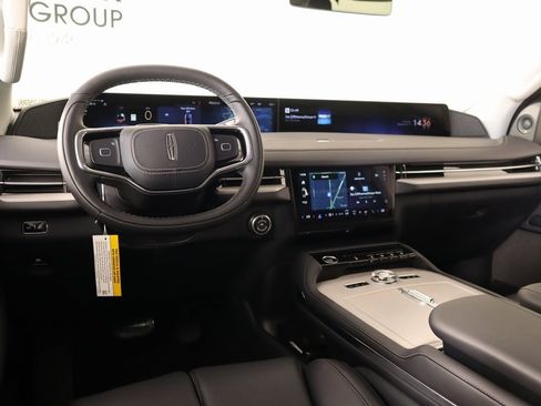 New 2025 Lincoln Navigator Reserve image 2