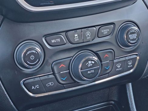 Used 2021 Jeep Cherokee Limited image 19