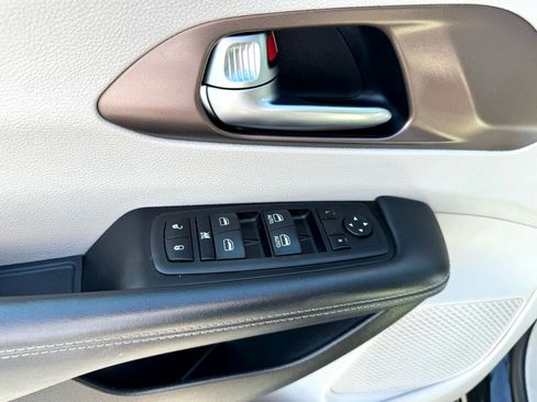 Used 2023 Chrysler Voyager LX image 11