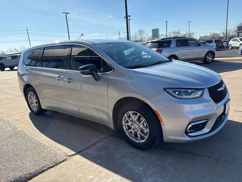 New 2026 Chrysler Pacifica Select image 8