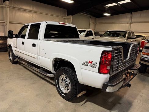 Used 2006 Chevrolet Silverado 2500 LT w/ Heavy-Duty Power Package AWD/4WD image 2