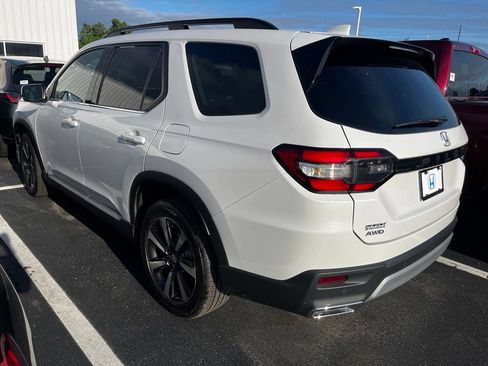 Used 2024 Honda Pilot Touring image 2