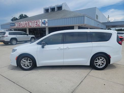 Used 2026 Chrysler Pacifica Select FWD image 2
