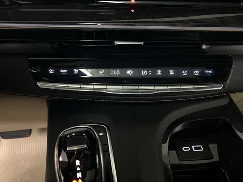 Used 2023 Cadillac Escalade Premium Luxury AWD/4WD image 18
