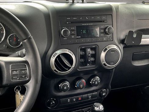 Used 2016 Jeep Wrangler Unlimited Rubicon w/ Connectivity Group image 9