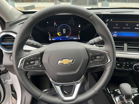 Used 2025 Chevrolet Trax LT w/ LT Convenience Package image 27