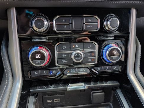 Used 2022 GMC Yukon Denali w/ Denali Premium Package image 13