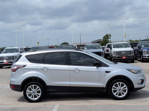 Used 2018 Ford Escape SE w/ SE Sport Appearance Package image 9
