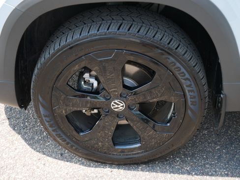 Certified 2025 Volkswagen Taos SE AWD/4WD image 15