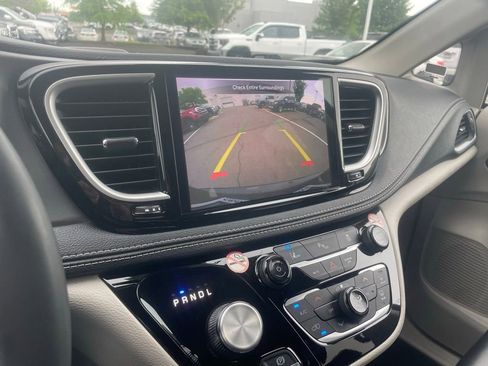 Used 2023 Chrysler Pacifica Touring-L FWD image 16