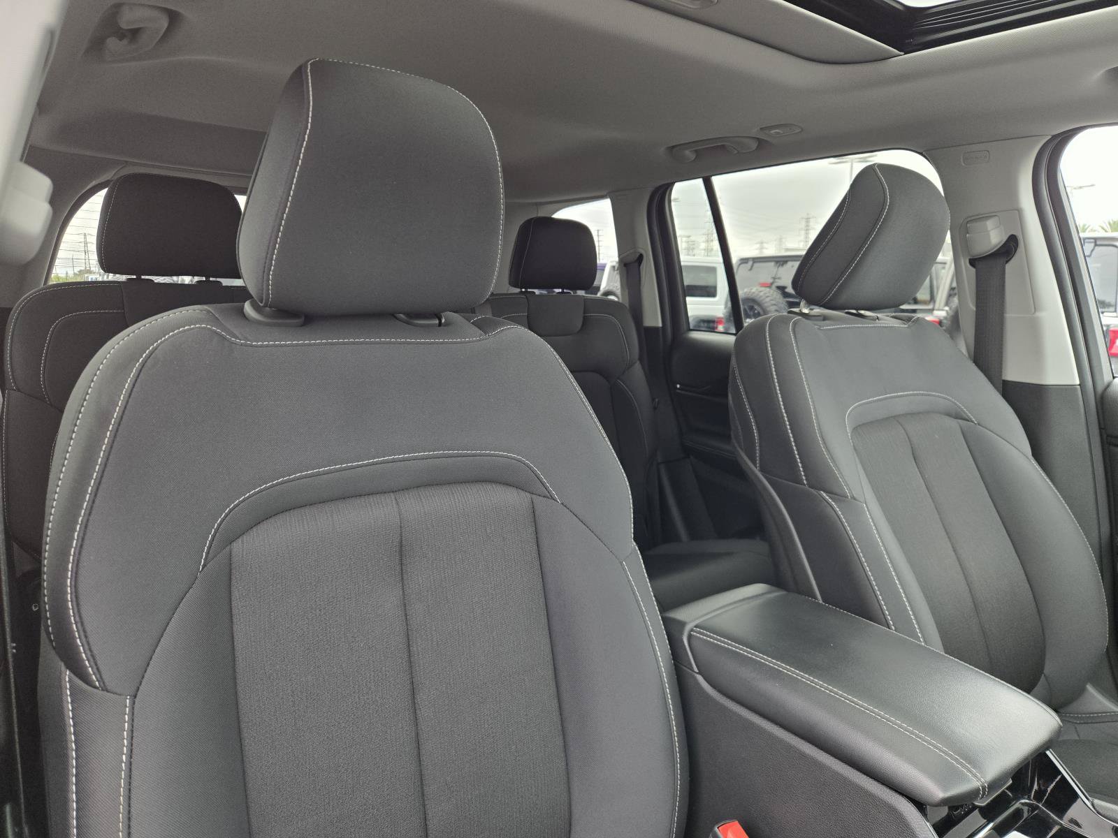 Used 2023 Jeep Grand Cherokee Laredo RWD image 32