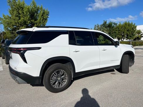 Used 2024 Chevrolet Traverse LT image 4