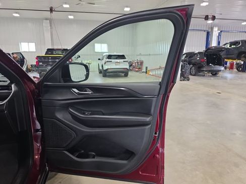 Used 2025 Jeep Grand Cherokee Altitude AWD/4WD image 31