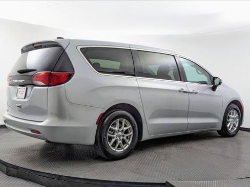 Used 2023 Chrysler Voyager LX FWD image 8