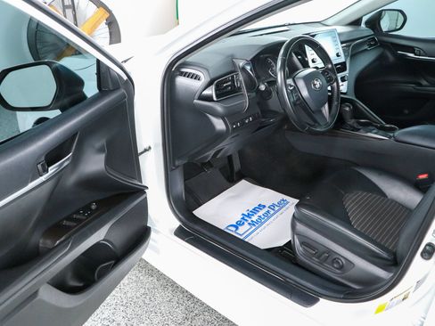 Used 2022 Toyota Camry SE FWD image 3