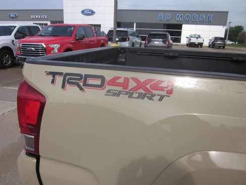 Used 2017 Toyota Tacoma TRD Sport w/ Tow Package (A/T) AWD/4WD image 8