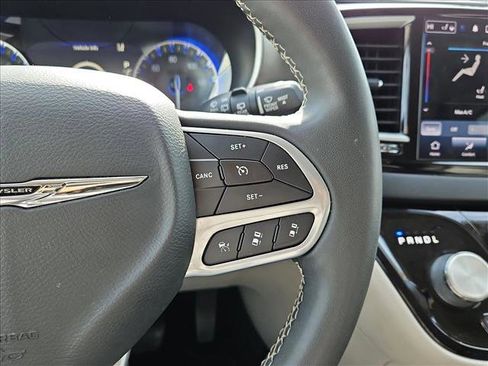Used 2022 Chrysler Pacifica Touring-L FWD image 12