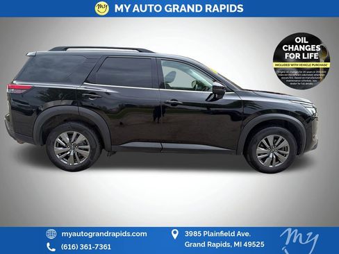 Used 2025 Nissan Pathfinder SV AWD/4WD image 8