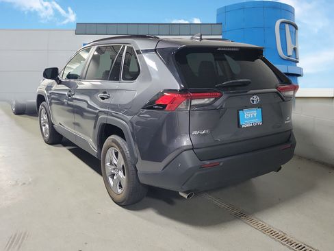 Used 2022 Toyota RAV4 LE AWD/4WD image 4