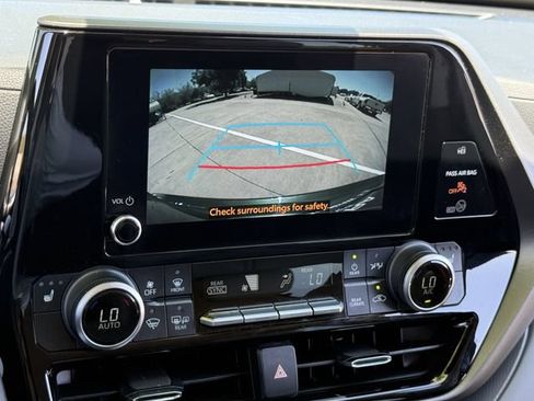 Used 2023 Toyota Highlander XLE FWD image 18