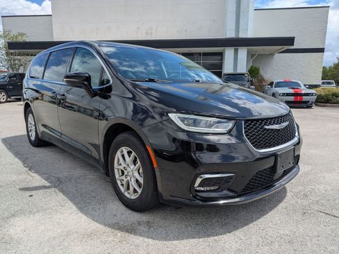 Used 2024 Chrysler Pacifica Touring-L FWD image 3