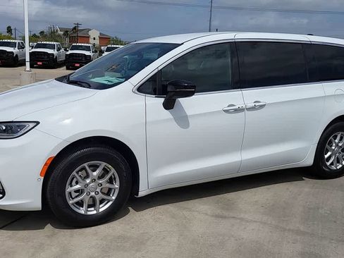 New 2026 Chrysler Pacifica Select FWD image 4