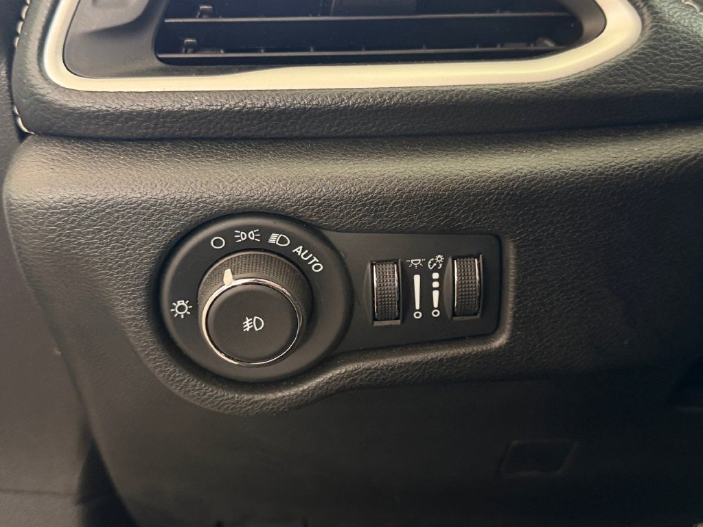 Used 2024 Chrysler Pacifica Limited FWD image 24