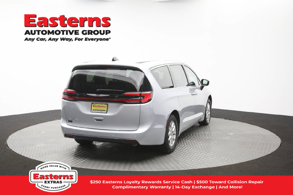 Used 2024 Chrysler Pacifica Touring-L FWD image 39