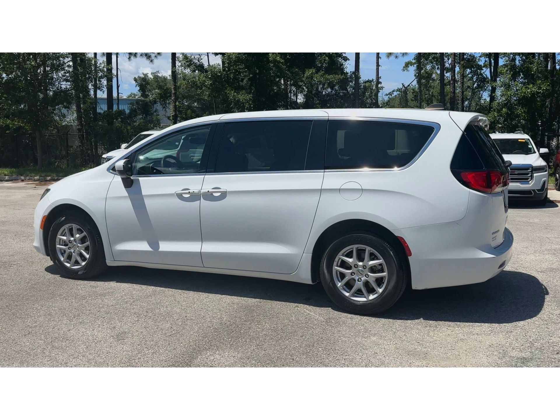 Used 2023 Chrysler Voyager LX FWD image 6