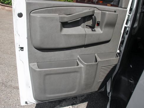 Used 2017 Chevrolet Express 2500 Extended image 18