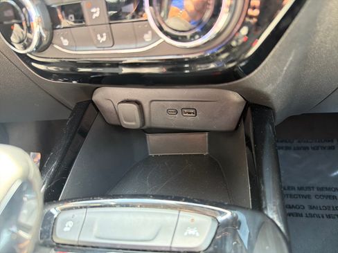 Used 2025 Chevrolet Trax LT w/ LT Convenience Package FWD image 18