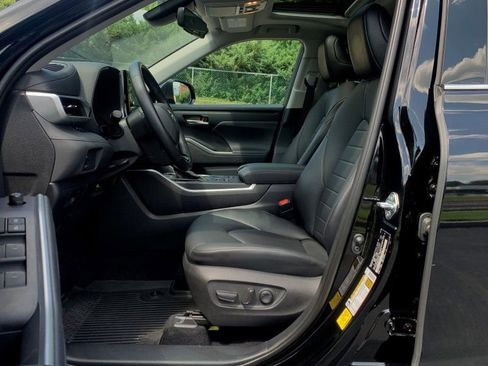 Used 2020 Toyota Highlander XLE image 12
