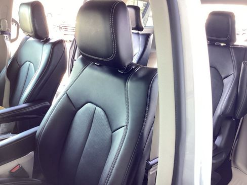 Used 2024 Chrysler Pacifica Select image 11